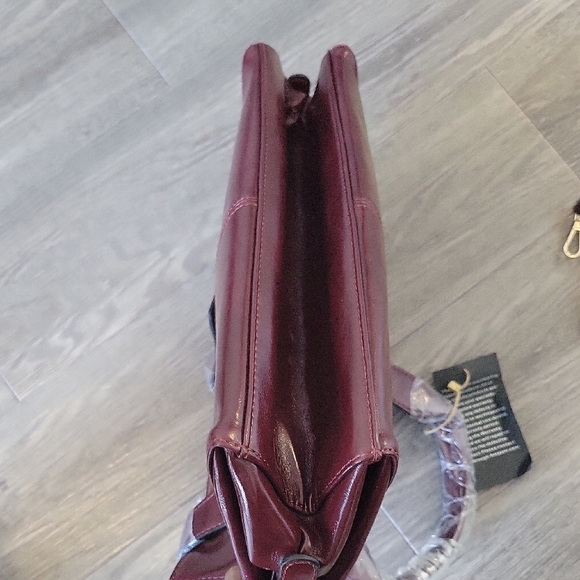 Elegant Burgundy Handbag - Picture 5 of 6